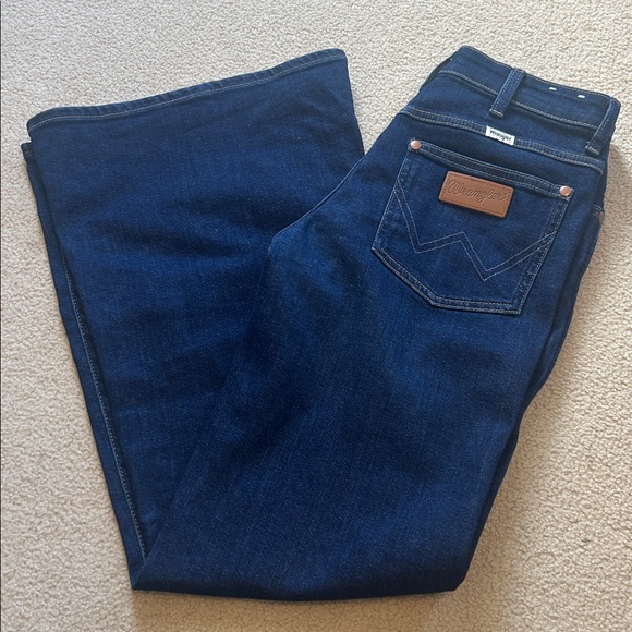 WORN ONCE Wrangler Women’s Flare Jeans size 26 x 32 - Picture 3 of 10